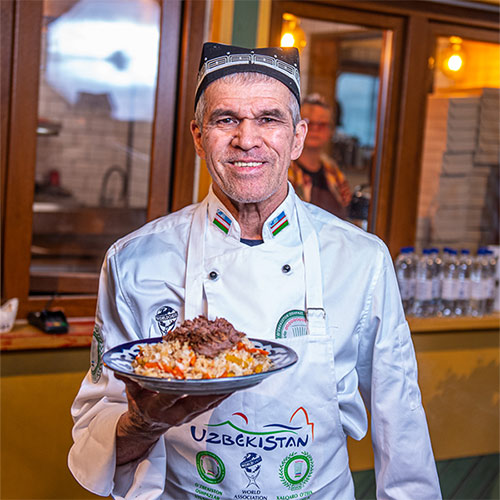 Traditional family bakery and small restaurant with tandoor, clay oven,  where samsa, traditional Uzbek pastry with ground lamb and onion, are baked  an - SuperStock